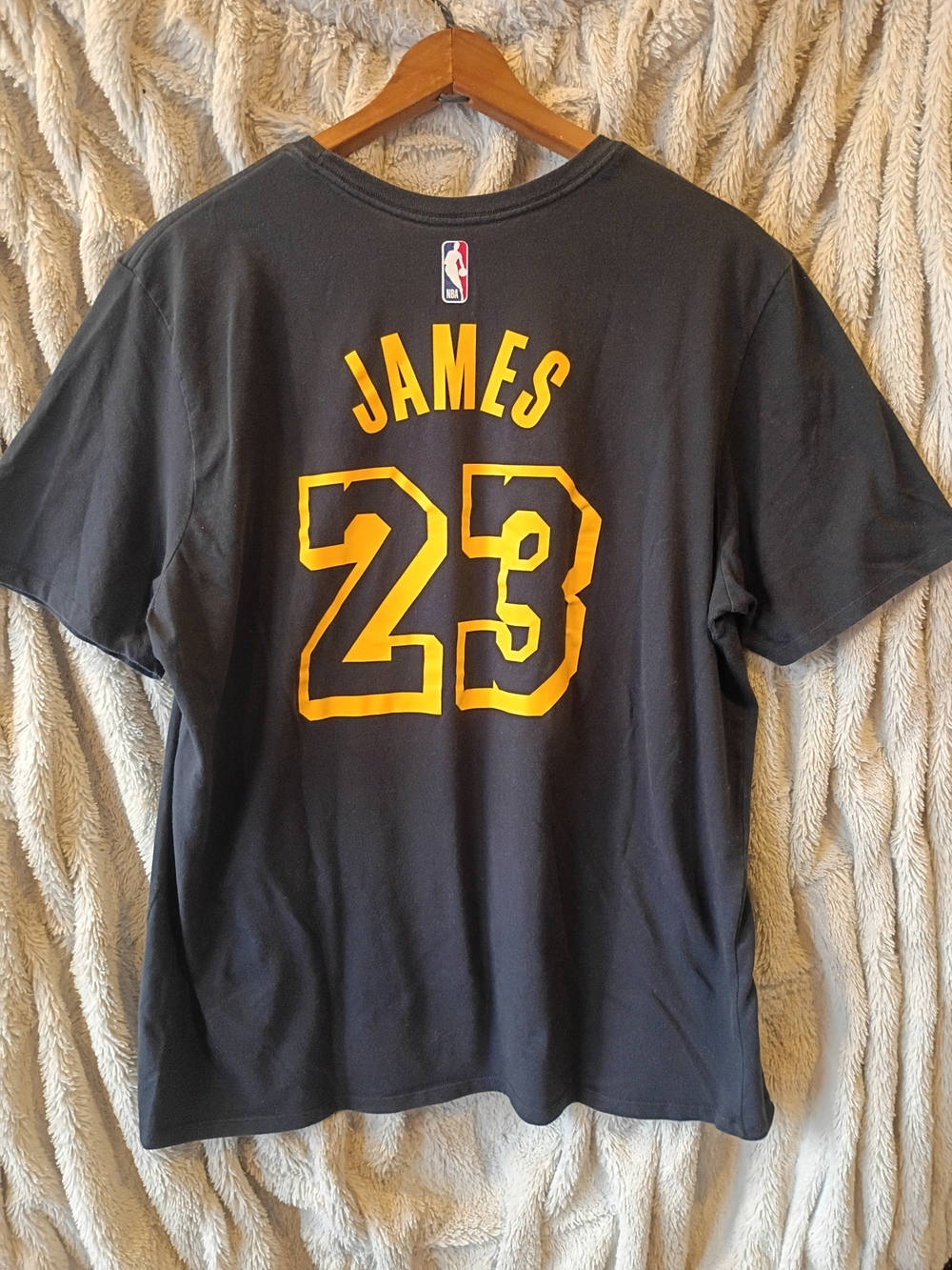 Nike Los Angeles Lakers Black T‑Shirt with Yellow Graphics (23) - Picture 6 of 7